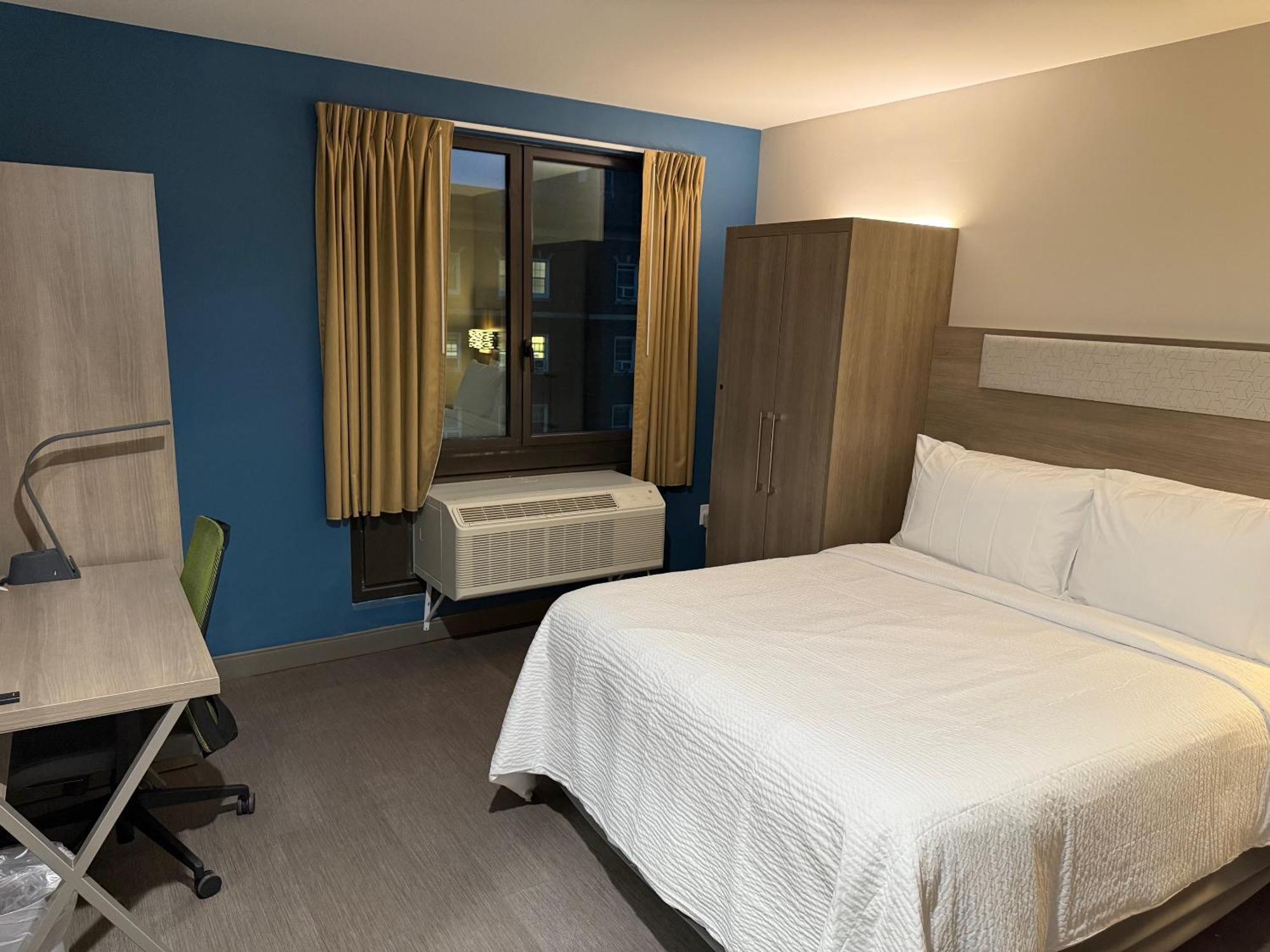 Holiday Inn Express & Suites New York Exterior photo